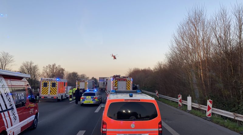 Schwerer Verkehrsunfall auf der A57 in Fahrtrichtung Nijmegen Höhe Rastplatz Dong.