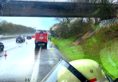 Verkehrsunfall BAB 42 / Person eingeklemmt!